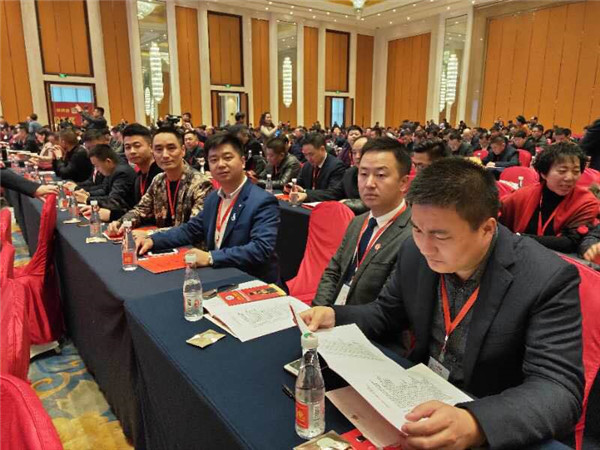 长曹艳涛(右二)等精英代表正在开会中的王坤龙(左一)等徽商代表开会前