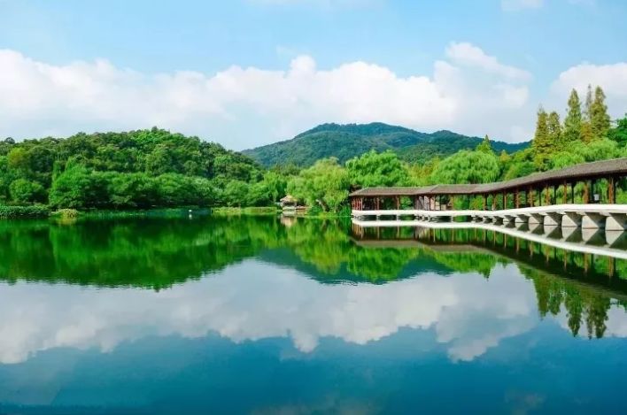 有致浴鵠灣湖面聚散開合浴鵠灣落日餘暉感受山水和自然可以選擇騎行