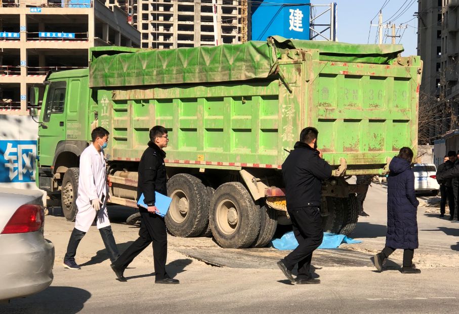 中山路上,一電動車被渣土車碾壓,兩人身亡!