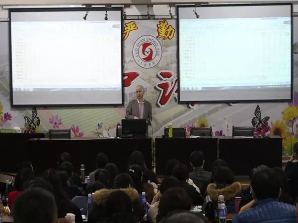 会后,晋江市2019届初中语文教学协作组教学研讨活动由组长黄培开老师