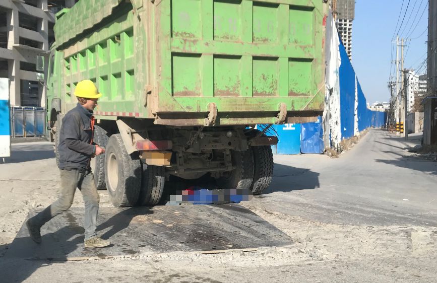 發生一起交通事故 一輛電動自行車被碾入渣土車下 小編趕到事故現場