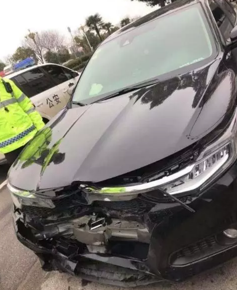 別克閱朗與全新凌派發生碰撞,下車後,凌派車主:這差距難以接受