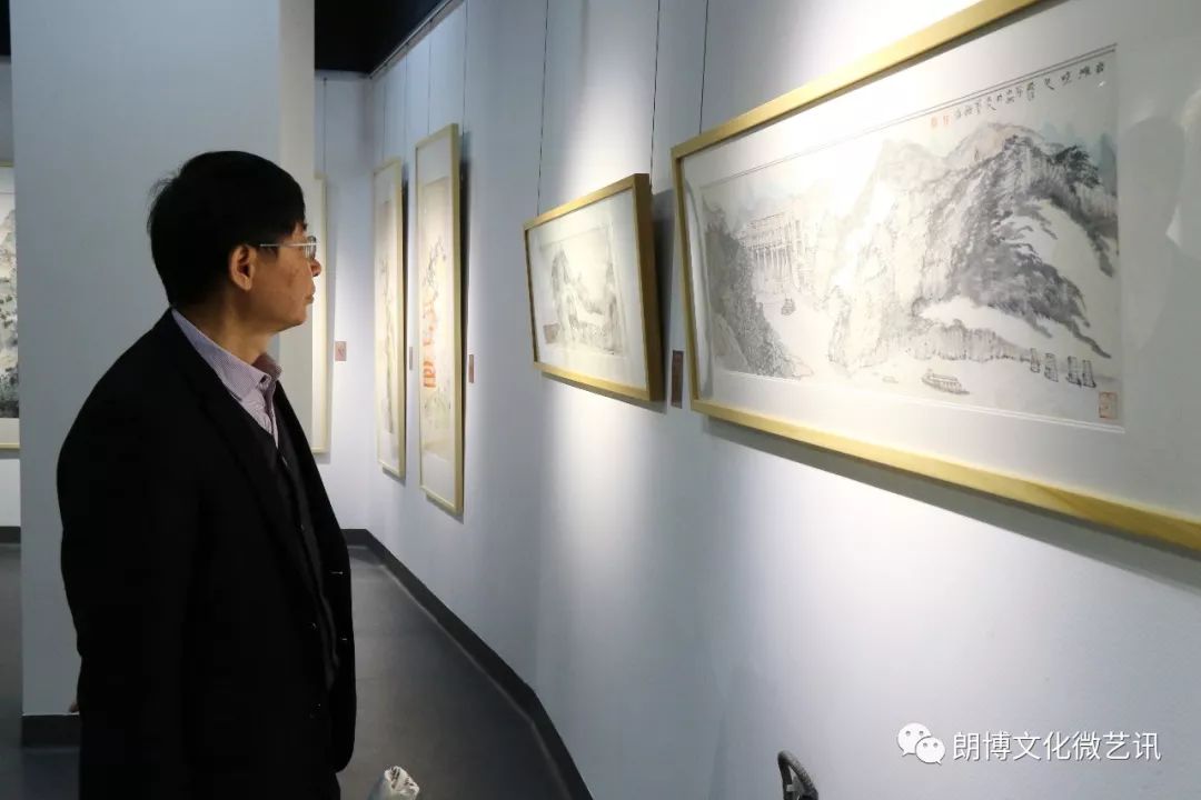 广西书画院院长石锋先生欣赏展出作品▲观众驻足欣赏作品部分参展