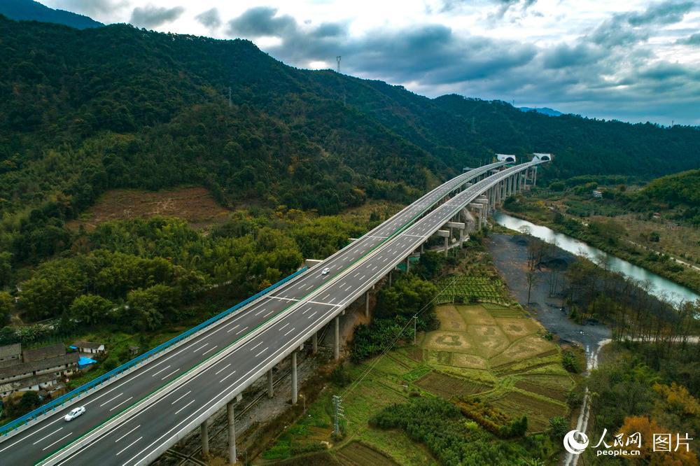 武深,汕昆高速公路今日开通 广东省高速公路突破9000公里 连续5年居