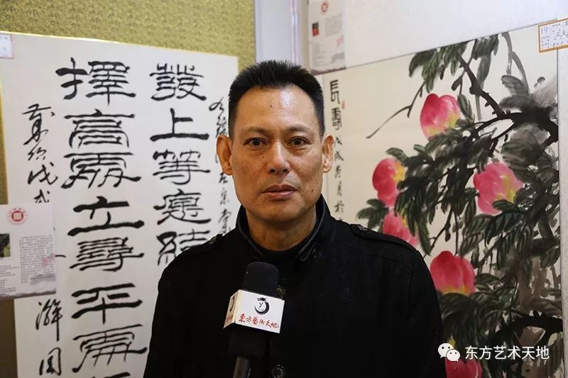 参展艺术家周桂禄接受东方艺术天地记者采访参展艺术家周宏兴接受东方