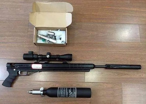 犯罪嫌疑人郭某通过微信花3800元购买了枪管,枪身外管,消音器,气瓶