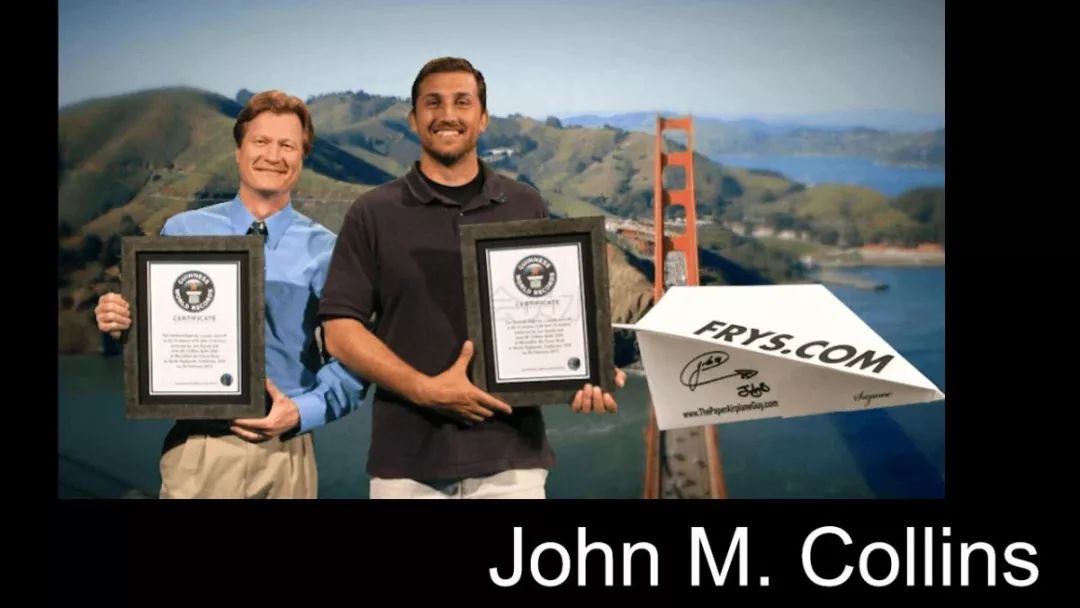这个蓝衣服的人就是纸飞机的设计者john collins;旁边那位是帮他扔纸