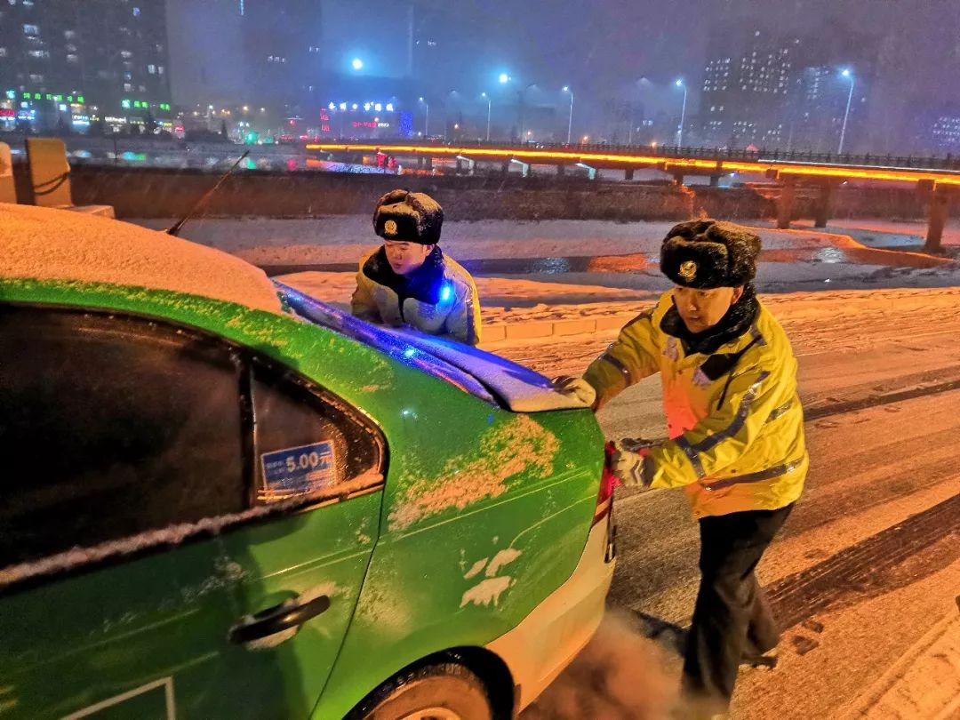 责任丨天水公安交警积极迎战冰雪恶劣天气抗冰雪保安全