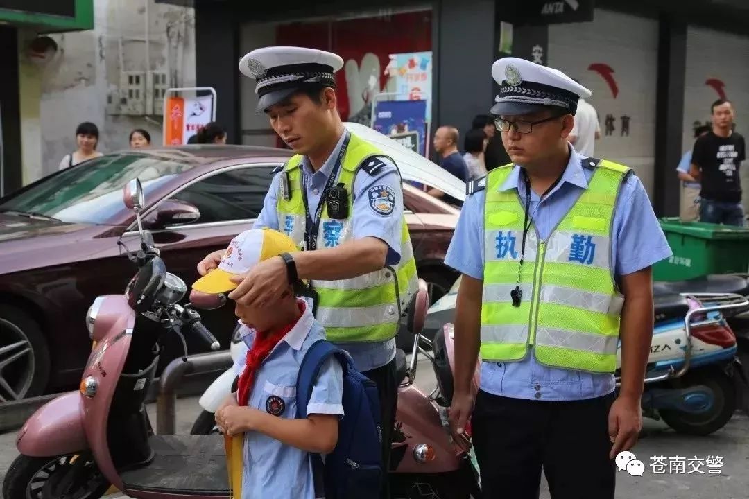 温州交警叮当小警图片