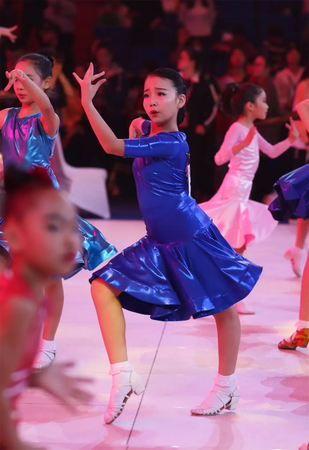 12岁女孩跳拉丁舞图片