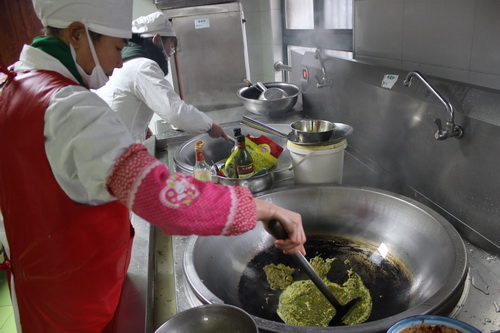 九畹溪鎮中小學幼兒園食堂崗位大練兵大鍋菜中出精品