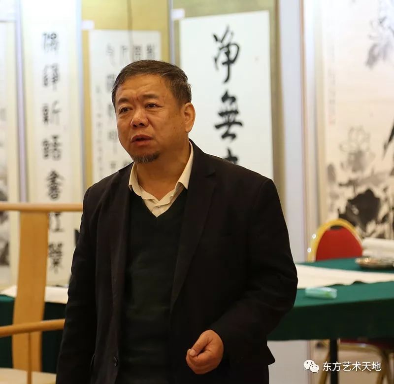 宏兴接受东方艺术天地采访参展艺术家康建华接受东方艺术天地记者采访