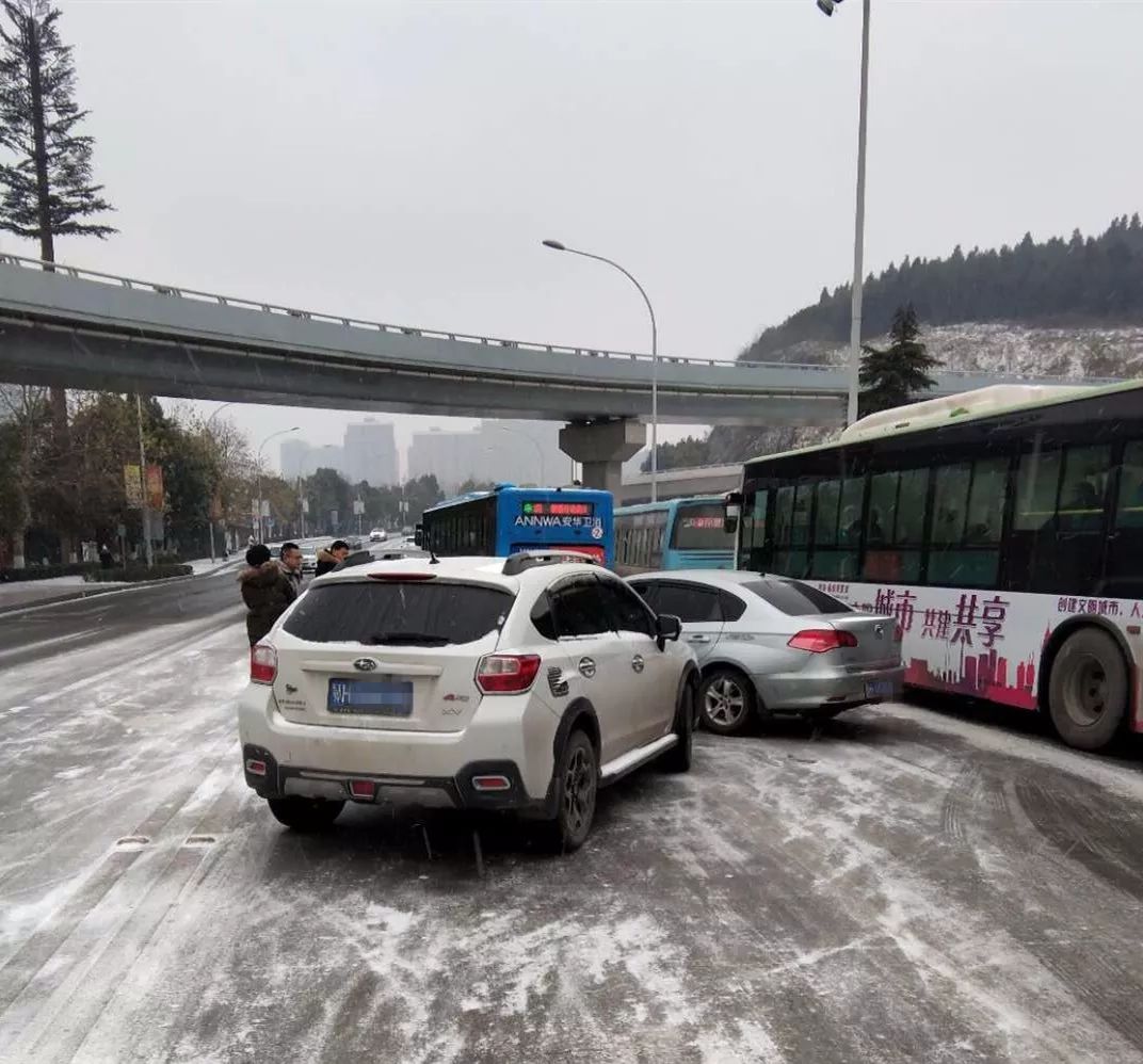 终于,荆门下!雪!了!刚拍的!都成这样了