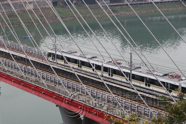 今天全国主跨最长的轨道斜拉桥重庆高家花园轨道大桥通车