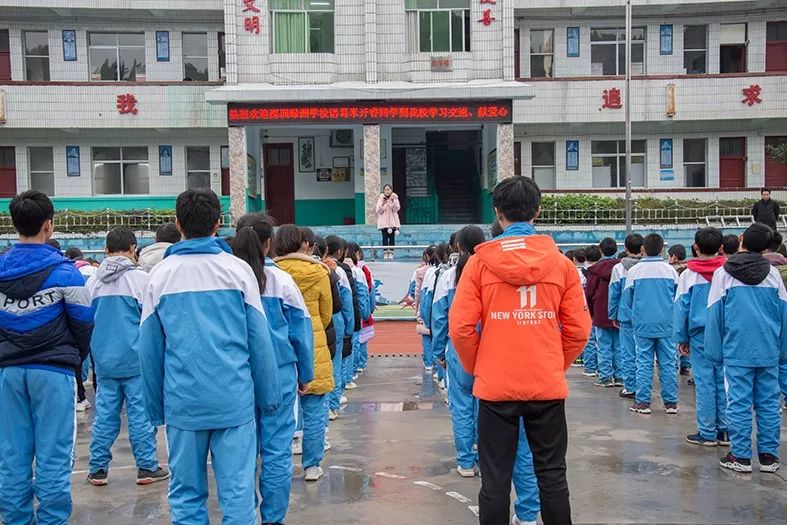 小年纪有大爱深圳13岁女孩赴天柱竹林中学捐款创建米开睿爱心书屋