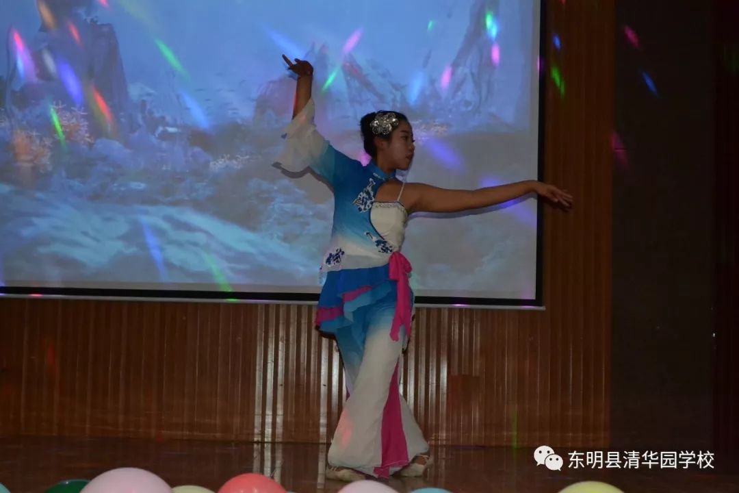 表演者:申茉彤独舞《大鱼海棠》海浪无声,讲夜幕深深淹没,漫过天空