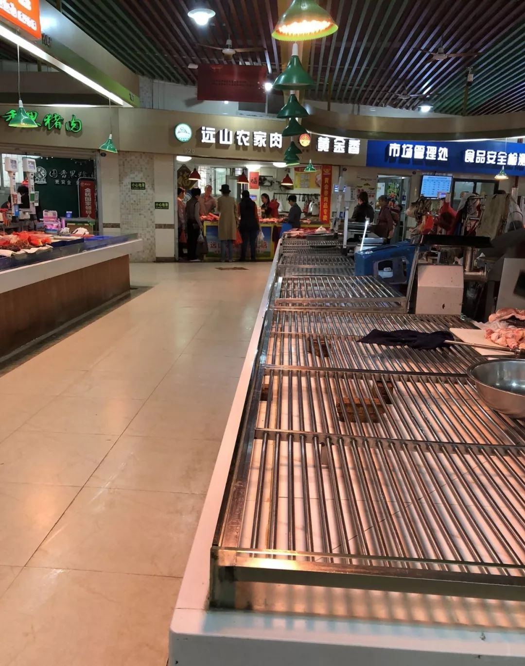 早上一进菜市场买菜 昨天(1227) 不少 厦门食肉动物 面对市场 