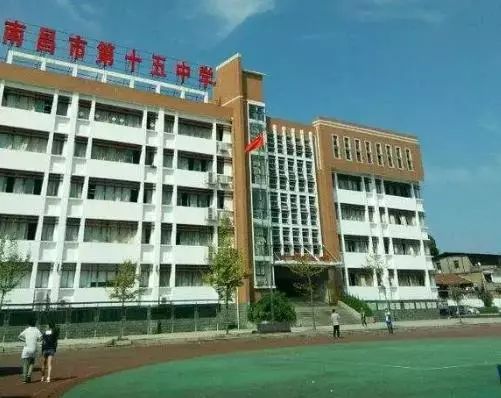 建电动汽车充电设施图:洪城时刻彭泽路学校投入使用彭泽路学校位于朝