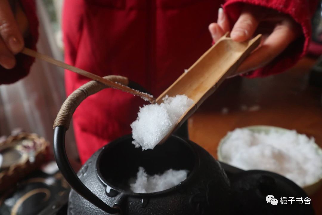 烹茶观雪图片