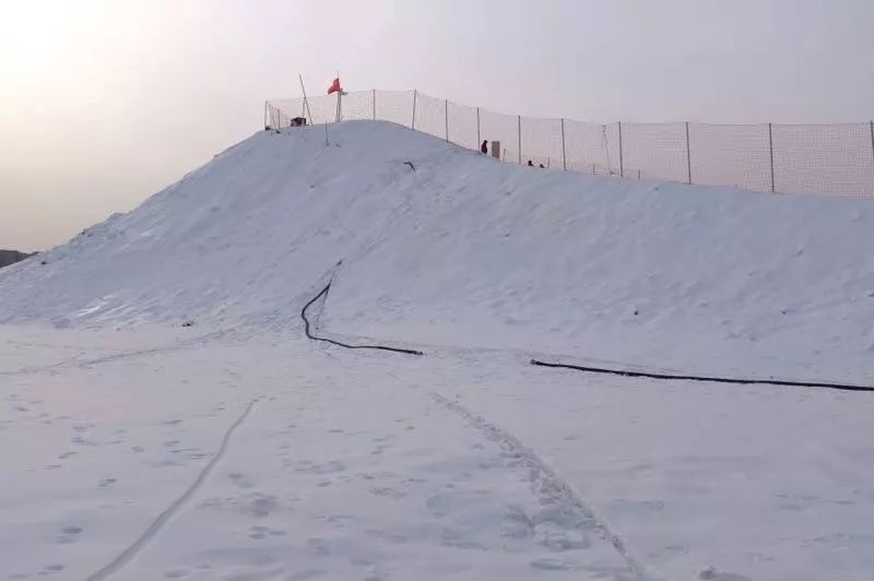 滑雪场或蜿蜒曲折眼前的冰雪世界已初具规模记者在阅海湾水上公园冰雪