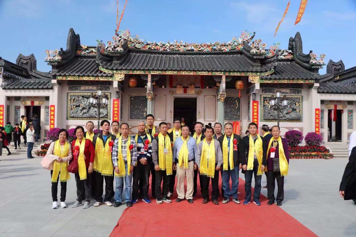 宗亲合影盛会现场"建设绵基公园,重建蔡氏宗祠,不仅为我们提供了一个