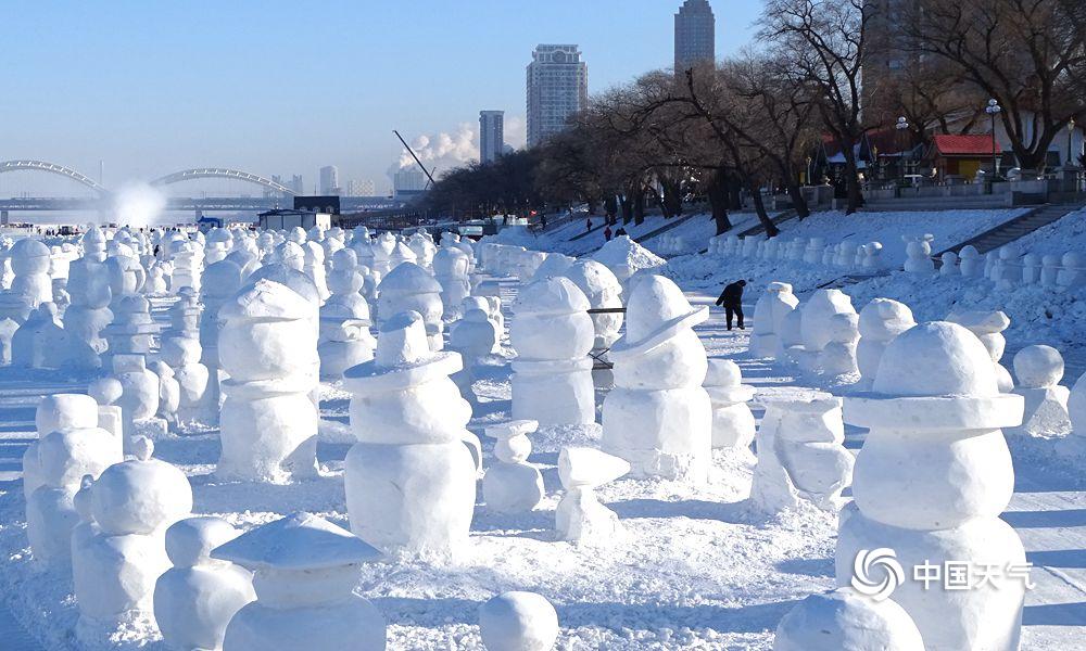 哈爾濱卡通雪人迎新年 造型別致萌翻天_吳胡