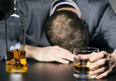 經常喝酒的人，晨起「蹲廁」 若有這4種跡象，或許你該考慮戒酒了 未分類 第1張