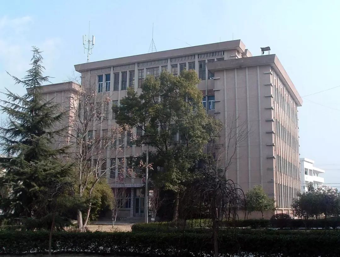 高中开始分文理科;1982年,松阳县恢复建制,学校更名为松阳县第一中学