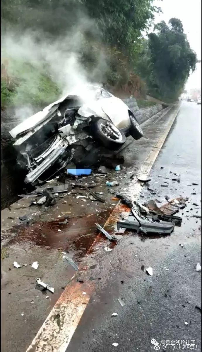 宜宾发生惨烈车祸,两车迎头相撞,双双报废