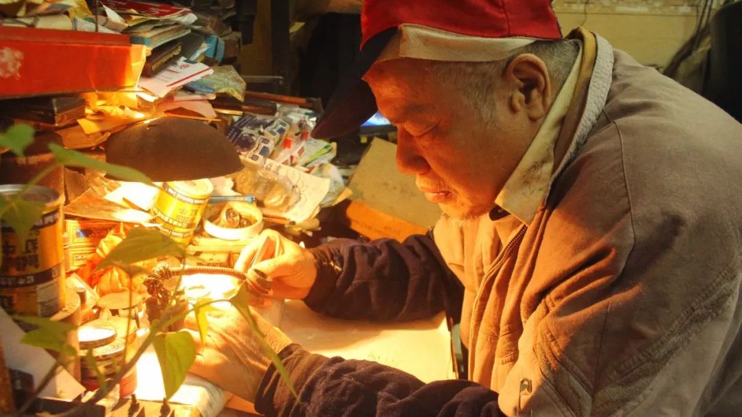 佛山海口村有个修时间的老匠人,40年光阴诠释手艺人的专注