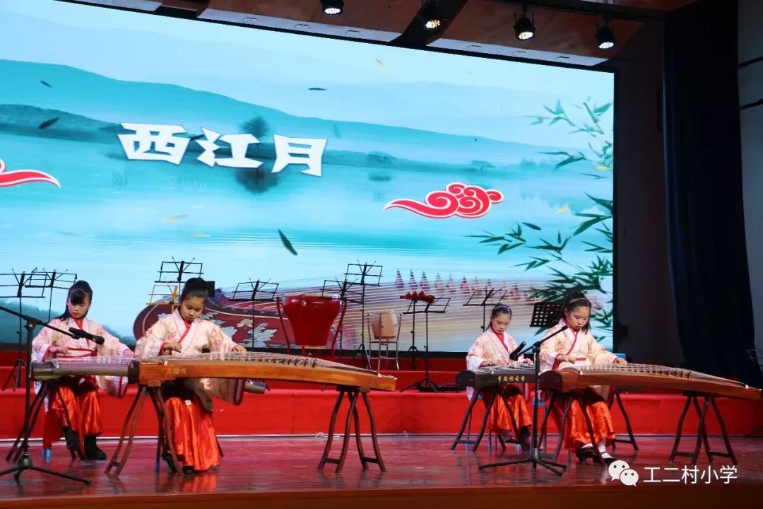 三一班古筝表演《西江月》五一班扬琴重奏《剪羊毛》戏曲社团表演《刘