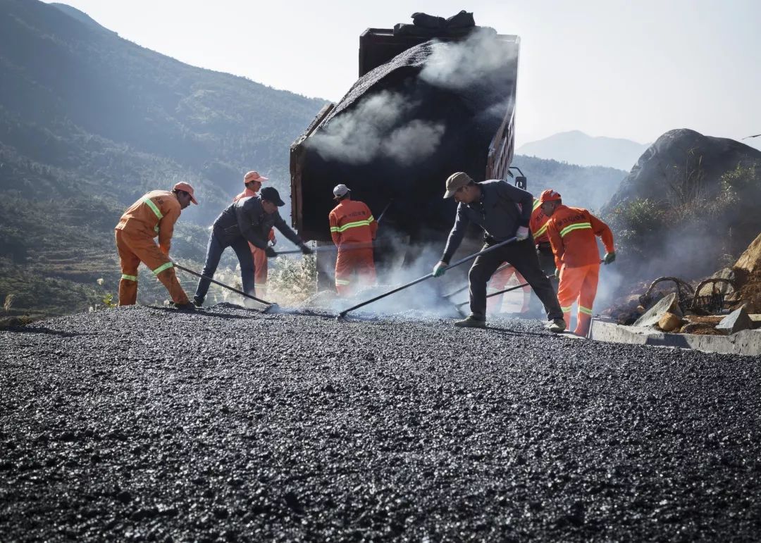 《开山造路》2018年1月10日摄于苍南县凤阳乡通村公路 郑祖块《金光