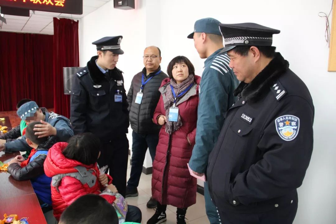 警察把小孩关监狱图片图片