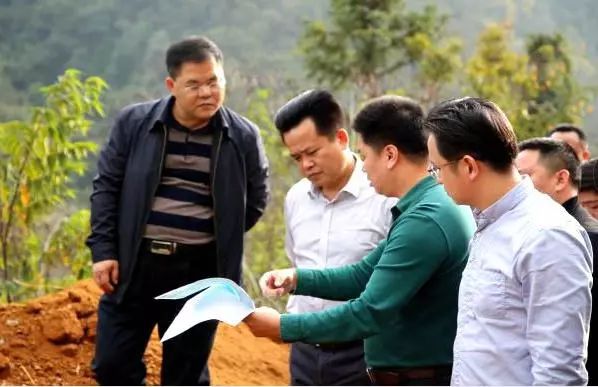 县委书记朱汉东带领调研人员一行对大东镇白土村与福建省交界水域的