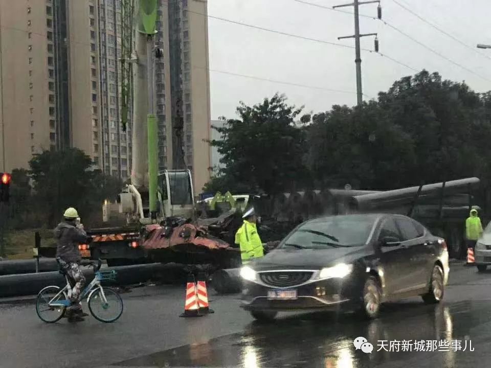 今早成都牧华路与南湖南路交叉口发生一起交通事故