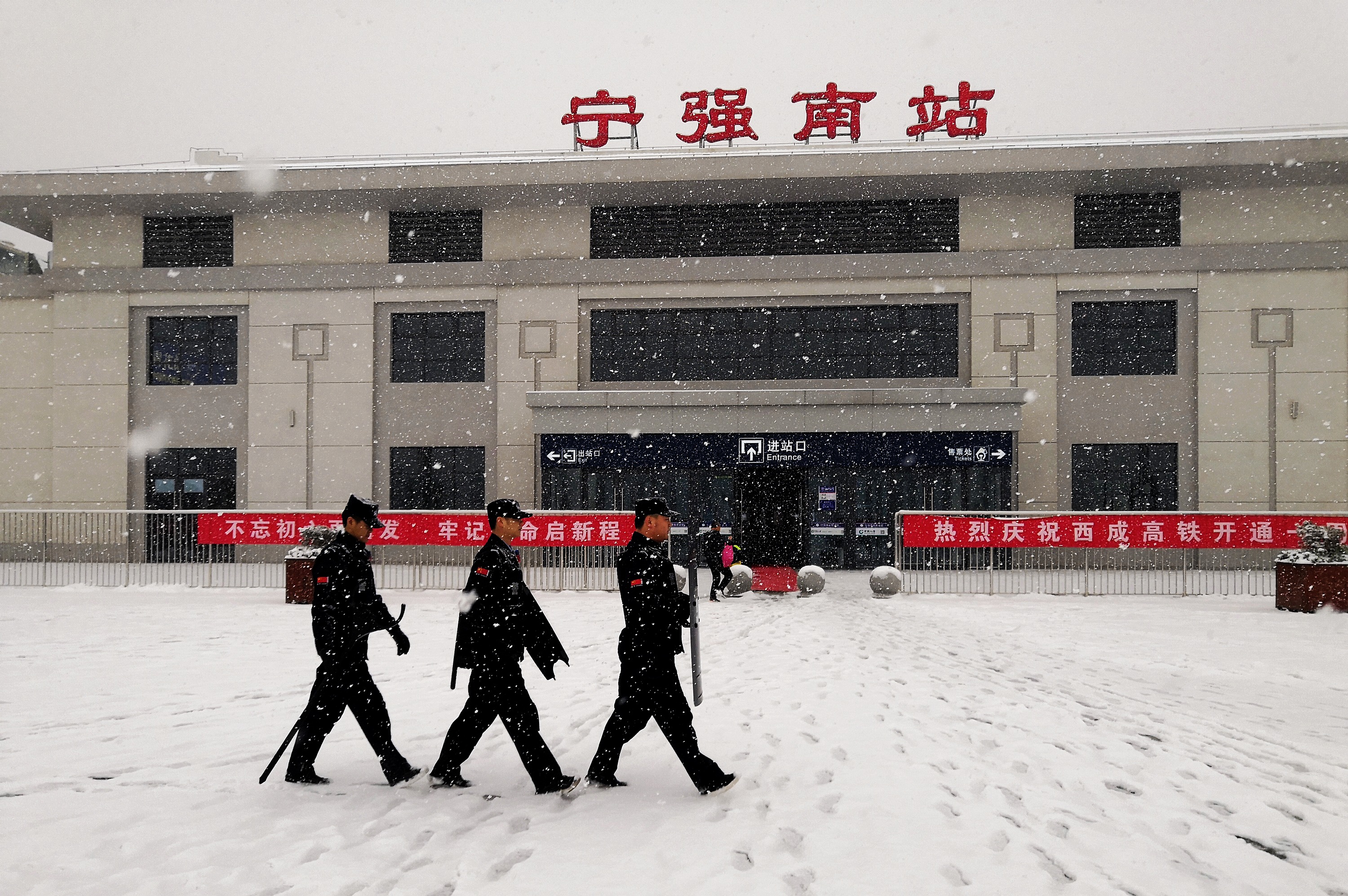大雪突袭陕南 安康铁警积极应对护航旅客元旦假期出行