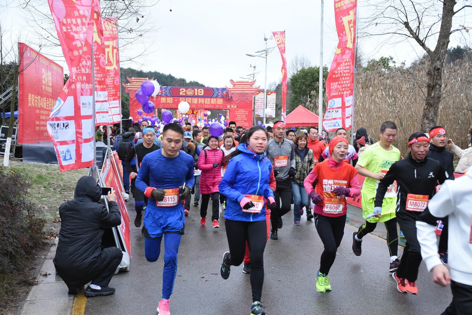 贵阳市第48届全民健身迎新跑举行 2000名跑友风雪中喜迎新年