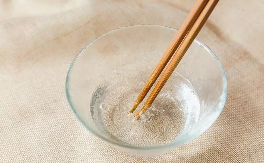 3将淡盐水和蛋液混合,继续用筷子搅打均匀