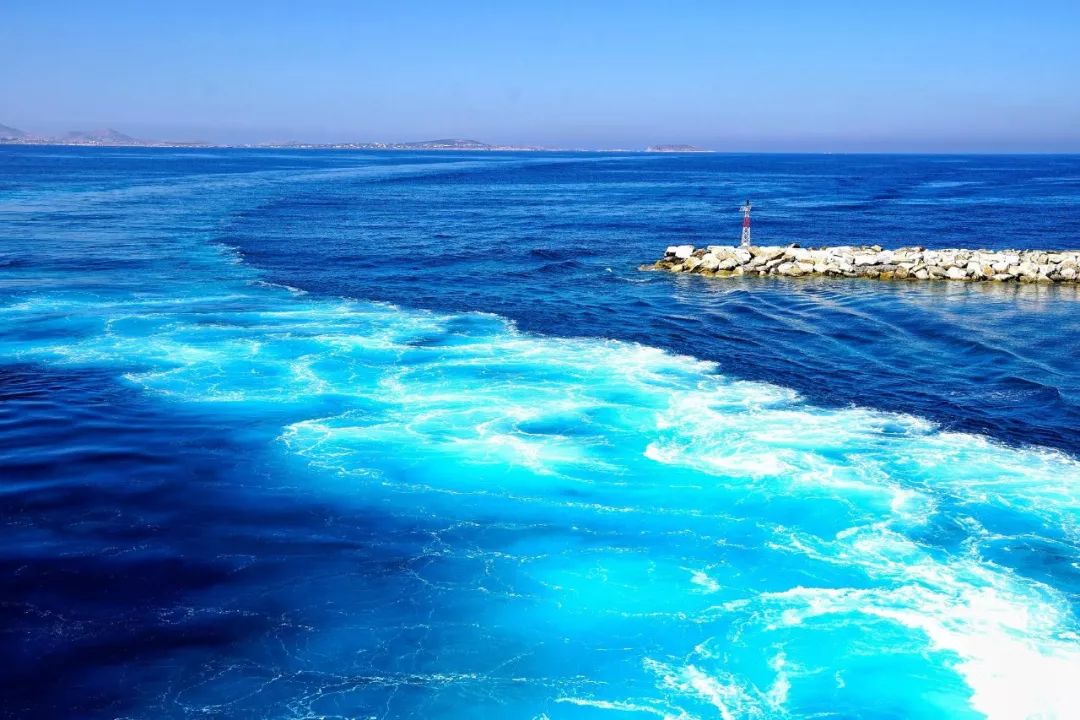 蓝色发光的海水图片