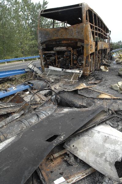 京珠高速特大車禍:大客車燃燒41人死亡 一人重傷(組圖)_事故