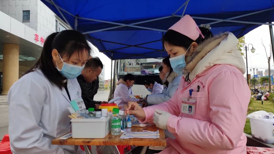 獻血獻愛心血濃情更濃梧州市人民醫院醫務人員踴躍參加無償獻血