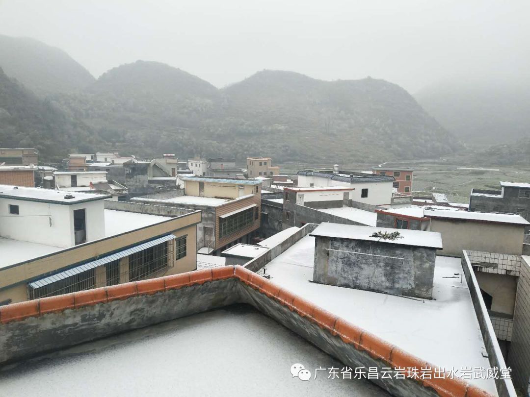 广东下雪了韶关乐昌部分地方结冰出水岩村新村