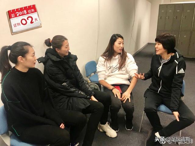 3位女排姑娘都将双手放在腿间,像小学生般认真地听着,袁心玥更是笑开