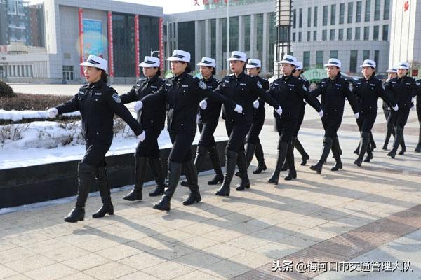 长皮靴女警图片