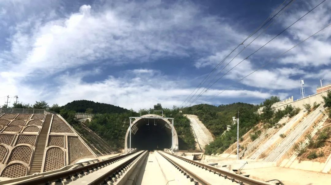凤凰岭隧道此外,中铁十二局集团承建的京沈高铁河北段Ⅱ标同步开通