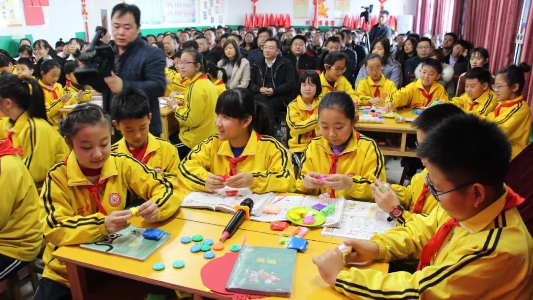 盐山县中小学课程改革现场会在新华小学顺利举行