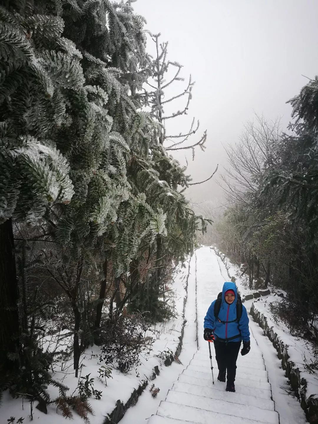 浦江美女峰雪景图片