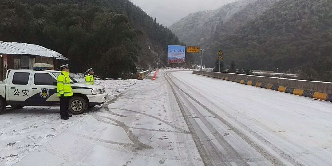 【875头条】广东下雪了!冰封雪景,雾凇结冰最厚超过15厘米