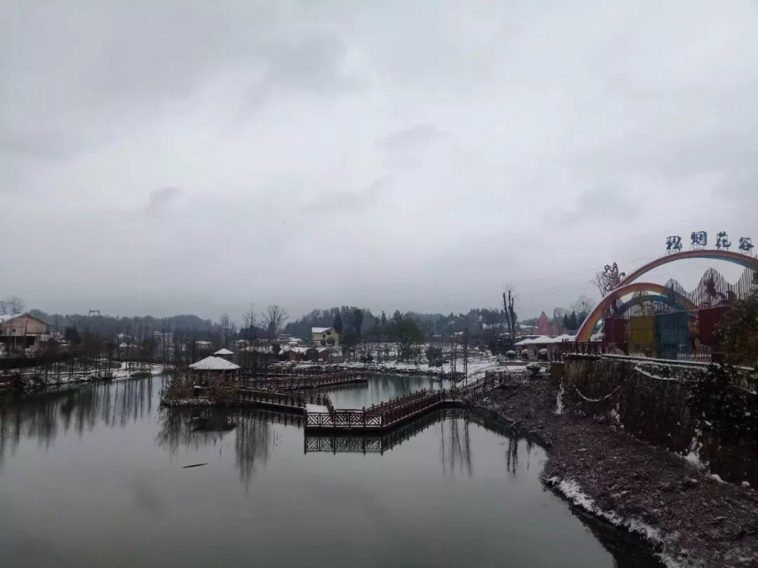 松煙花谷雪景下面馬上進入餘慶人開啟的玩雪模式你還希望有這樣的雪景