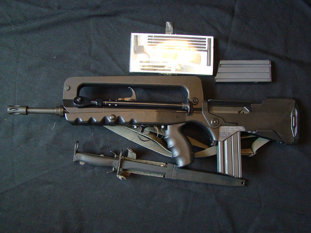 法玛斯(famas,法语轻型自动步枪,圣艾蒂安生产fusil automatique